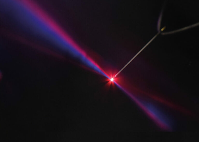 FAU physicists measure and control electron release from metals in the attosecond range